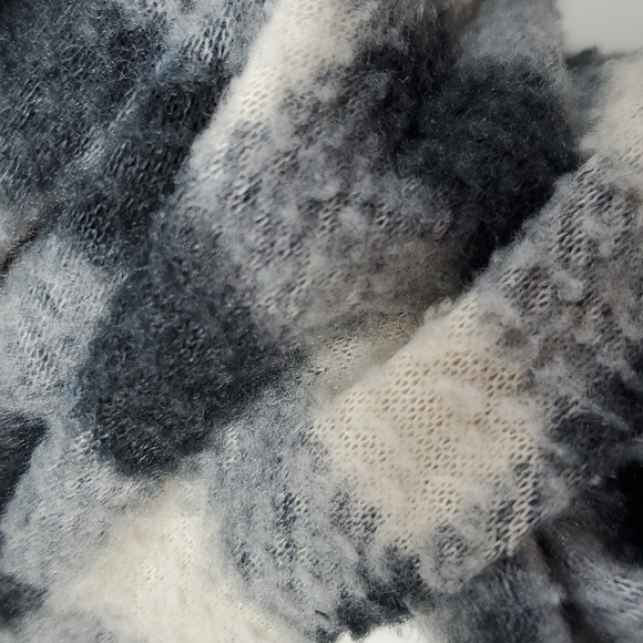Black and White Checkered Fleece Scarf - Picture 12 of 12